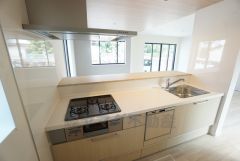 使い勝手の良いシステムキッチン。対面式キッチンからはリビングにいる家族の様子が確認できて安心です＾＾