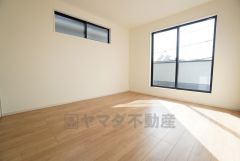 主寝室としてお使いいただけそうなこちらのお部屋は、日当たりが良く、爽やかな風を感じて起きる朝は、快適生活の始まりに。