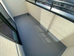 陽当たりの良いバルコニーです。お洗濯はもちろん、日光浴スペースにも＾＾ 天気のいい日にはお布団もまとめて干せそうですね＾＾