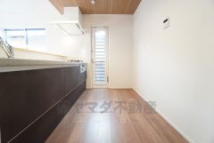 対面式キッチンなのでリビングにいるご家族とコミュニケーションを取りながら洗い物や、お料理が楽しめそうですね＾＾