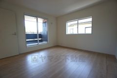 8帖。主寝室としてお使いいただけそうなこちらのお部屋は、日当たりが良く、爽やかな風を感じて起きる朝は、快適生活の始まりに。 
