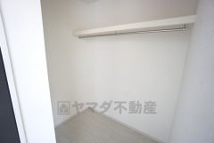 ウォークインクローゼットには扉を付けていないので部屋がより広く感じられますね。 使用頻度が少ないものは枕棚の上に、足元には3段ボックスを置いて、フル活用できますね＾＾