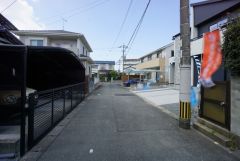 前面道路は南西側約4.6ｍの公道に面しています。 住人以外の車の進入も少なく、小さなお子様を持つご家庭にも安心です。