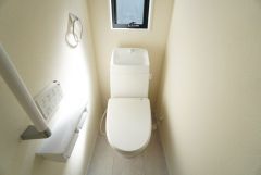 1階2階の2ヶ所にトイレがありますので、忙しい朝にも家族に気を使わず、ゆとりが生まれますね＾＾ 小窓付きで換気する時に便利です＾＾