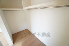 寝室にはハンガーパイプ付きのウォークインクローゼットが設けられています。たっぷり収納できるので衣替えの心配もいりませんね＾＾