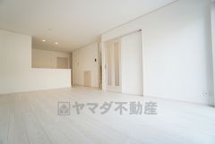 家族が集まる開放的なリビング。思い思いの時間を過ごしたり食事をしたり、素敵な団らんの場になりますね。