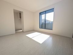 主寝室としてお使いいただけそうなこちらのお部屋は、日当たりが良く、爽やかな風を感じて起きる朝は、快適生活の始まりに。