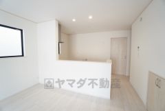 窓から光が差し込む明るいダイニングです＾＾