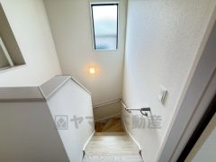 お子様も高齢の方も安心して上り下りができる手摺がついた安心設計です。 階段には小窓を配置しました。日中でも暗くなりがちな階段下が明るくなり安全ですね。