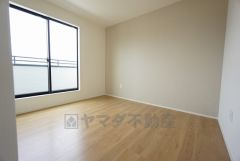 木目調のシンプルデザインで落ち着きと安らぎの空間に仕上げています。各部屋に収納が完備されているので、お荷物が増えても安心の設計です。