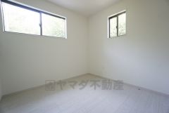 2面採光を確保した明るい室内は、風通しも良く、大変居心地の良い空間となっております。日当たりがよく、子供部屋としての利用もおすすめ。