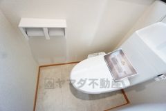 温水洗浄機付トイレです。節水機能もあるので、安心して使えますね。