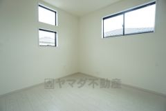 2面採光を確保した明るい室内は、風通しも良く、大変居心地の良い空間となっております。日当たりがよく、子供部屋としての利用もおすすめ。