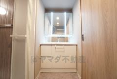 三面鏡裏収納付き洗面化粧台です＾＾ 歯磨きセットやスキンケア用品などの収納に便利ですね。