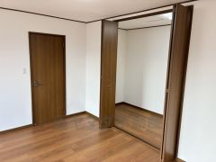 各洋室にはクローゼットが設けられています。たっぷり収納できるので衣替えの心配もいりませんね＾＾