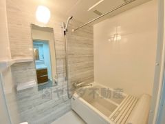 1日の疲れを癒すくつろぎのバスルーム。雨の日のお洗濯にも嬉しい浴室乾燥付き。換気機能付きなのでお風呂のカビ予防にもなります＾＾ 