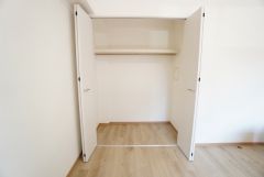 収納量たっぷりのクローゼット付き。ハンガーパイプ付で散らかりがちな洋服類もきれいに整理できます。使用頻度が少ないものは枕棚の上に、足元には3段ボックスを置いて、フル活用できるクローゼットです。