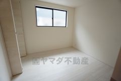 約5.01帖の洋室。家具を選ばないナチュラルな色合いの壁紙とフローリングです。
