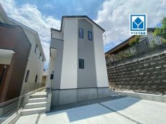 1号棟。徒歩10分圏内、スーパー、コンビニ、ドラッグストア、病院など＾＾ 西鉄バス「皿山一丁目」徒歩7分＾＾周辺環境充実＾＾
