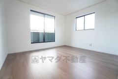 主寝室としてお使いいただけそうなこちらのお部屋は、日当たりが良く、爽やかな風を感じて起きる朝は、快適生活の始まりに。