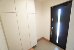 採光も考えられた明るい玄関です。たっぷり収納できるシューズボックス付きなので、家族全員の靴がきれいに整頓できます。