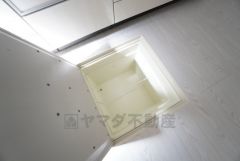 キッチンに床下収納があります。長期保存ができるもの、調理器具、防災グッズを入れておくのもいいですね。