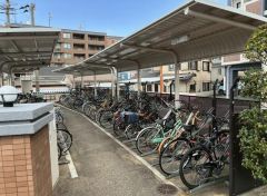 駐輪場あり＾＾月額100円。屋根付き駐輪場なので、雨の日も自転車を安心して保管できます。通勤・通学に自転車を使う方にも便利です＾＾ 