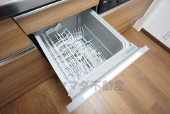 炊事時間を大幅に短縮できる食器洗浄乾燥機付き＾＾食器を洗う手間が減るので家族とのコミュニケーションの時間や自分の時間が増えますね。