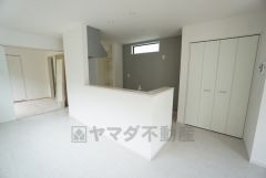 窓から光が差し込む明るいダイニングです＾＾