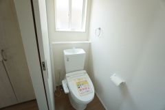 清潔感のある使い勝手の良いトイレで、毎日気持ちよくお使いいただけます。温水洗浄便座付きで、季節を問わず快適にご利用いただけます＾＾