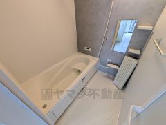 1日の疲れを癒すくつろぎのバスルーム。足を伸ばしてもゆったりと入れるサイズです。お子様と一緒にお風呂に入っても狭くないですね＾＾