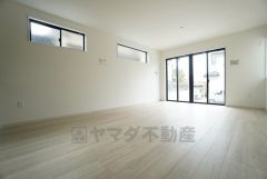 大きな掃き出し窓のあるリビングは、陽光あふれる明るい空間です。ゆったりと寛げる憩いの場となりそうです。