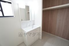 三面鏡つき洗面台。収納も一体型になっているので、ドライヤーやヘアアイロンの置き場に困りませんね＾＾