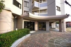 共用部。清掃の行き届いた綺麗なエントランスです。