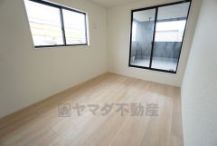2面採光を確保した明るい室内は、風通しも良く、大変居心地の良い空間となっております。