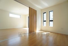 リビング隣洋室。客間としてはもちろん、お子様のお昼寝スペースや書斎としても活躍してくれそうです＾＾扉を開けたままリビングとの一体利用も可能です＾＾ 