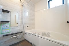 1日の疲れを癒すくつろぎのバスルーム。足を伸ばしてもゆったりと入れるサイズです。お子様と一緒にお風呂に入っても狭くないですね＾＾