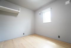 住む人のこだわりを活かす洋室。日当たりがよく、寝室としての利用もおすすめ。広めのクローゼットには荷物をすっきり片付けられ、ゆとりのある暮らしが出来ます＾＾