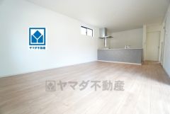 家族が集まる開放的なリビング。思い思いの時間を過ごしたり食事をしたり、素敵な団らんの場になりますね。