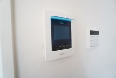 防犯はもちろん、セールスマン対策にもなるモニター付きインターホンです。 来訪者の顔が見えるので安心ですね＾＾