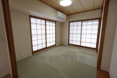 6帖。リビング隣には、ホッとできる和室を用意。客間としてはもちろん、お子様のお昼寝スペースや書斎としても活躍してくれそうです＾＾ 