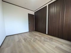 1階。主寝室としてお使いいただけそうなこちらのお部屋は、日当たりが良く、爽やかな風を感じて起きる朝は、快適生活の始まりに。 