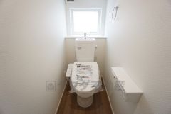 1階2階の2ヶ所にトイレがありますので、忙しい朝にも家族に気を使わず、ゆとりが生まれますね＾＾ 小窓付きで換気する時に便利です＾＾