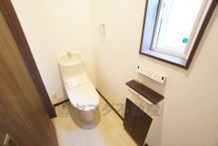 1階2階の2ヶ所にトイレがありますので、忙しい朝にも家族に気を使わず、ゆとりが生まれますね＾＾ 小窓付きで換気する時に便利です＾＾