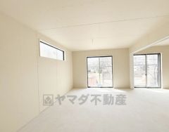 大きな掃き出し窓からたっぷりの陽光が差し込む明るいリビング。隣接する空間とつながることで、より広がりを感じられる開放的な間取りです＾＾