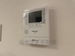 防犯はもちろん、セールスマン対策にもなるモニター付きインターホンです。 来訪者の顔が見えるので安心ですね＾＾