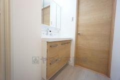 三面鏡裏収納付き洗面化粧台。 歯磨きセットやスキンケア用品などの収納に便利ですね＾＾