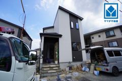 B号棟。現地2026年9月撮影。 駐車3台可能。マイカー用や来客時にも安心です。最寄りバス停まで徒歩3分。天神・博多駅行。