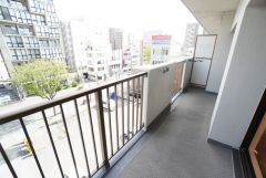 陽当たりの良いバルコニーです。お洗濯やお布団干しはもちろん、日光浴スペースにも＾＾ 天気のいい日にはお布団もまとめて干せそうですね＾＾ 