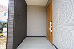 家の顔となる玄関扉がかっこいいと、たくさんの人を招き入れたくなりますね＾＾奥まって設置されており、雨にも濡れにくくなっています。
